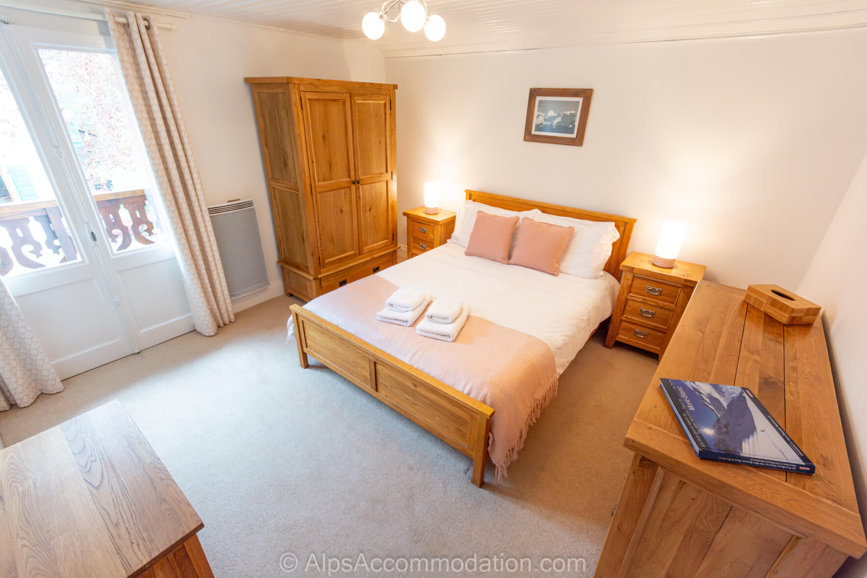 Chalet Chamoissière Samoëns - Spacious bedroom with luxurious king size bed and balcony