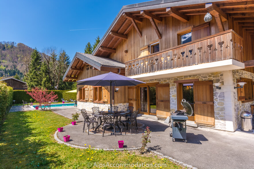 Chalet du Mont des Fraises Samoëns - A large table and chairs along with a gas BBQ offer a fabulous alfresco dining experience
