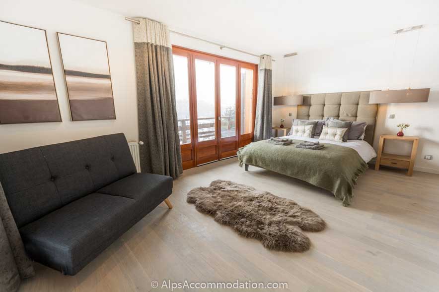 Chalet Falconnières Samoëns - An impressive bedroom with private balcony giving wonderful views