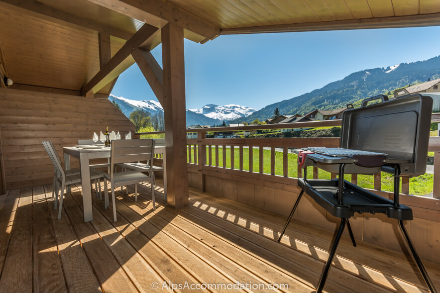 Apartment Les Niveoles A12 Morillon - Private balcony equipped with table, chairs and BBQ