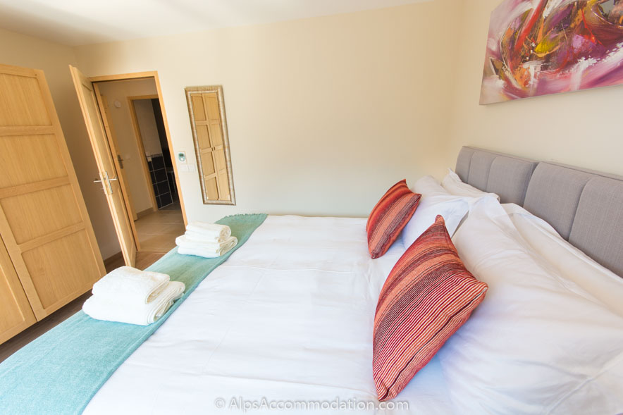 Le Clos F6 Samoëns - A deep and comfy super king size bed which can also be arranged as a twin