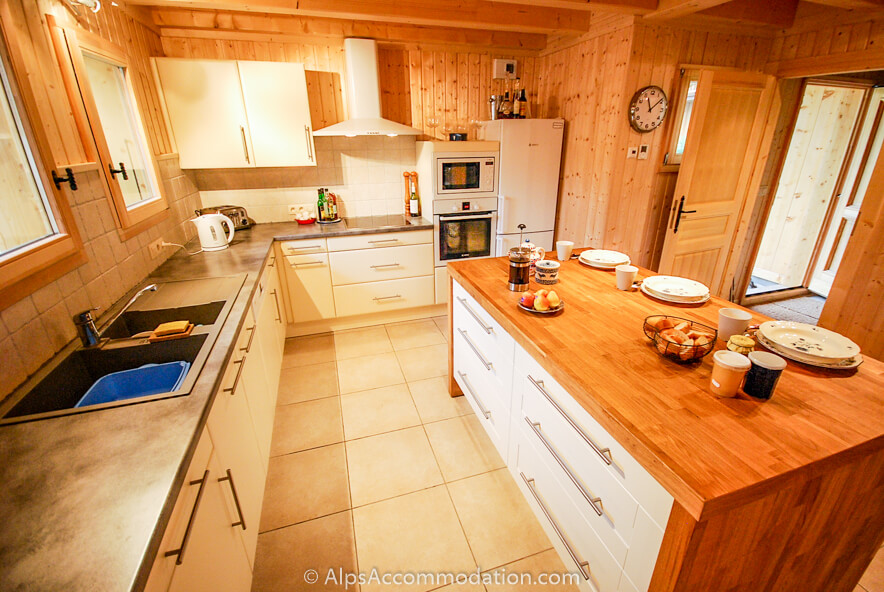 Chalet Esse Samoëns - Modern, stylish fully equipped kitchen with breakfast bar