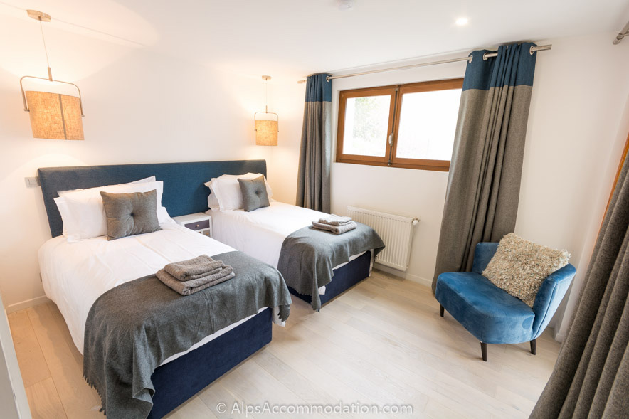 Apartment Falconnières Samoëns - Delightful twin bedroom with access to the sunny terrace. The beds can be pushed together to create a super king bed