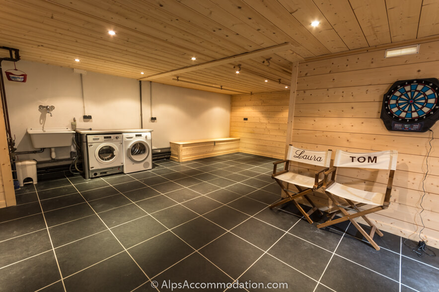 Chalet du Mont des Fraises Samoëns - The boot room with washing machine separate dryer