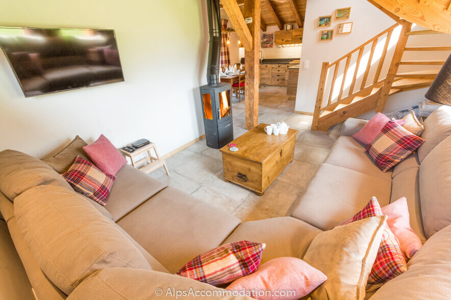 Chalet Petit Coeur Samoëns - A comfortable living area with warming log fire