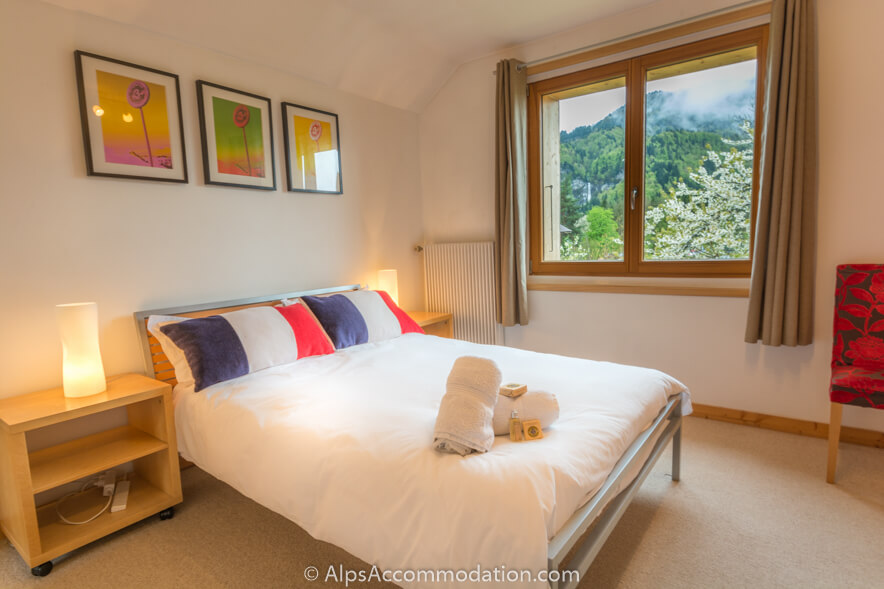 Chalet Bézière Samoëns - Ensuite triple bedroom with views to a huge waterfall