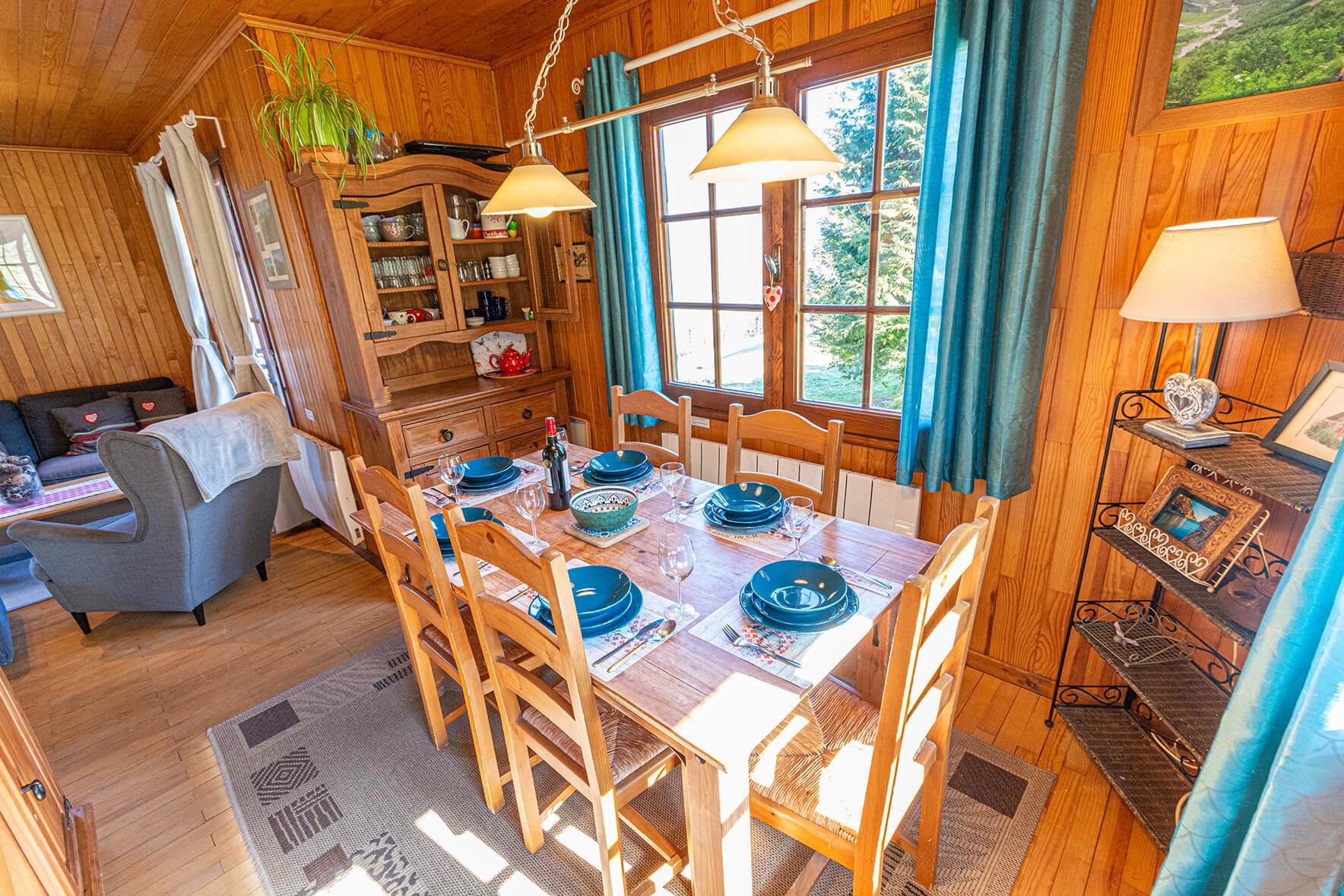 Chalet Le Gerbera La Rivière Enverse - The dining area can comfortably seat up to 6 people